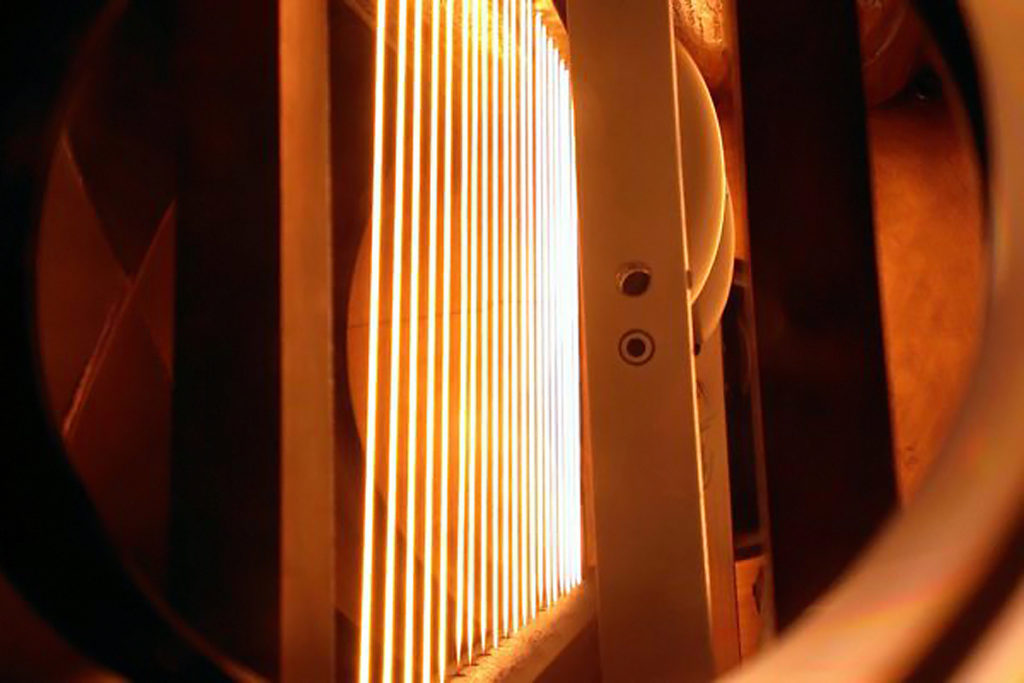 Glühende Filamentdrähte bei der Diamantbeschichtung