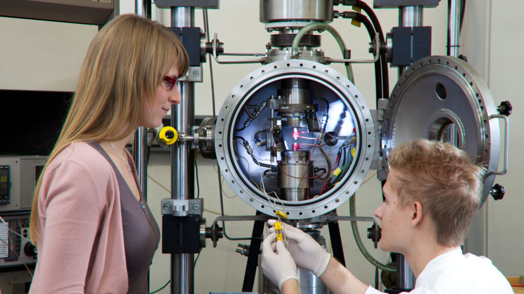 Studenten bei der Arbeit an einem Vakuum-Ofen