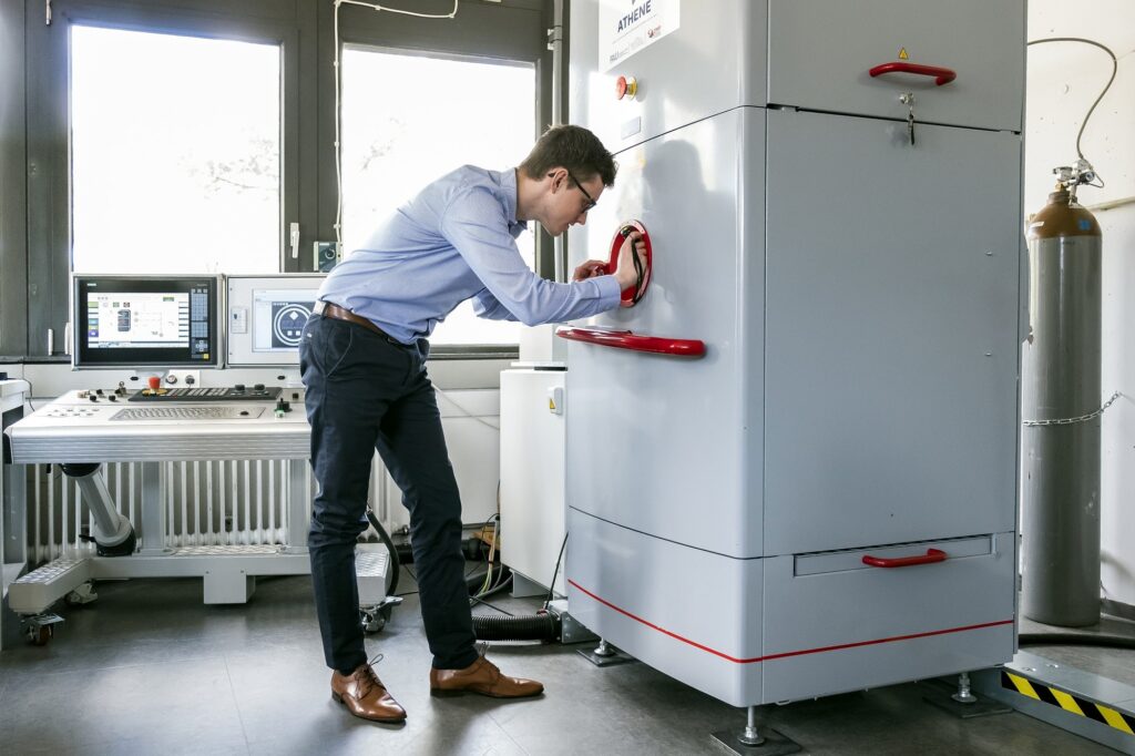 Mitarbeiter vor der SEBM-Anlage ATHENE