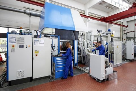 Kaltkammer-Druckgießmaschine Frech DAK 450-54 mit Impeller und Dosierroboter (Foto David Hartfiel)